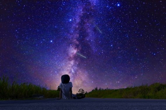 【2018年は最高の条件】お盆の夜に見れるペルセウス座流星群とは？方角や時間帯は？